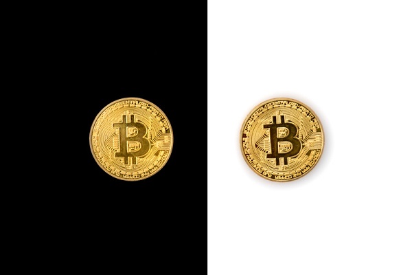 白と黒に分裂したビットコイン（仮想通貨）